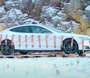 Internet, c'est super : il fait exploser sa Tesla à la dynamite plutôt que d'en remplacer la batterie